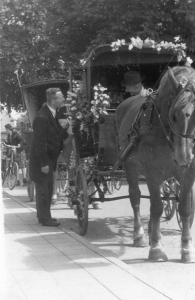 F61 Gerrit Bogchelman en Gerdina Bosch in de trouwkoets 8 juni 1945